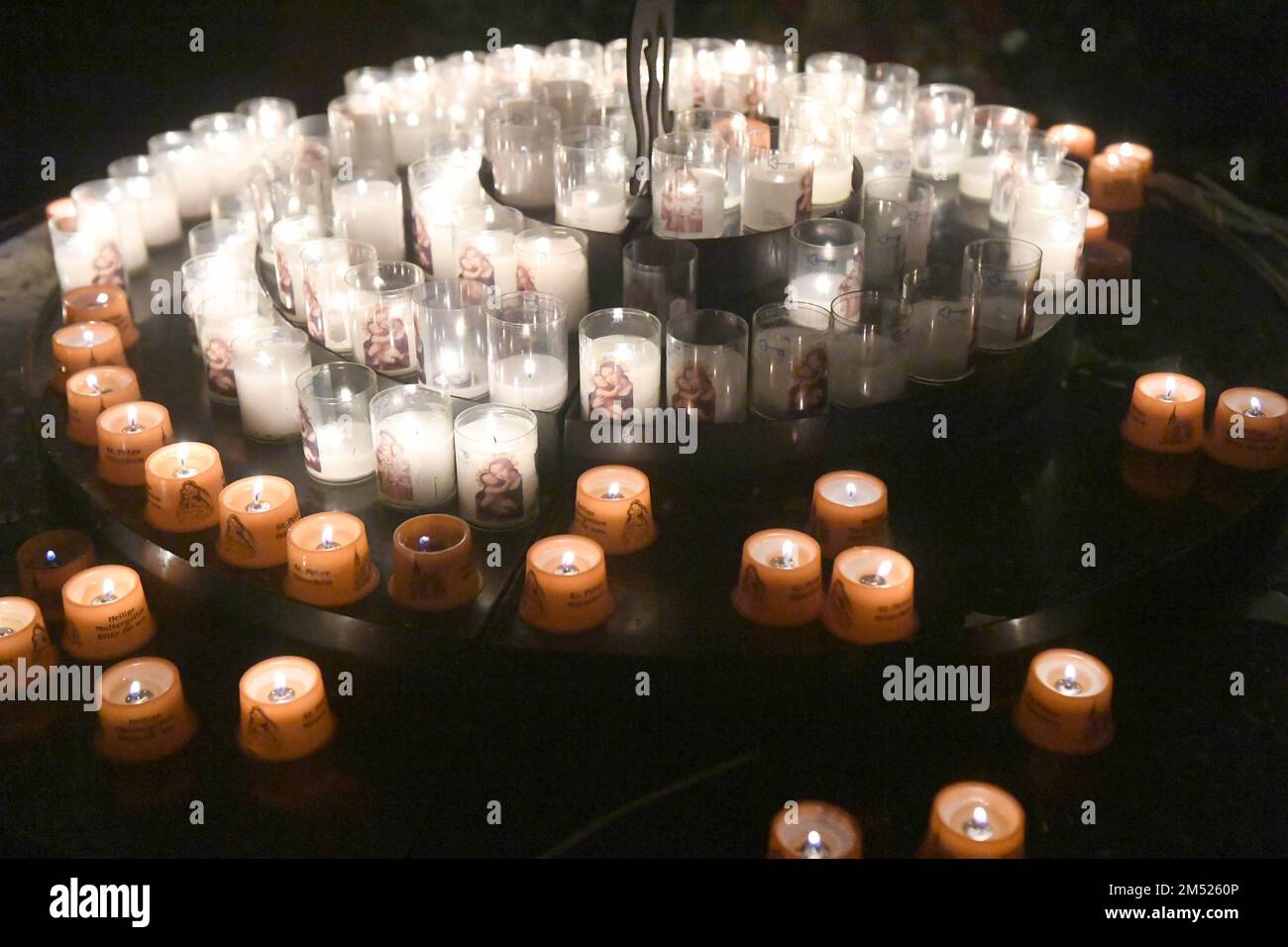 Monaco, Germania. 24th Dec, 2022. Le luci di candela brillano in St. Pietro la notte di Natale. Credit: Felix Hörhager/dpa/Alamy Live News Foto Stock