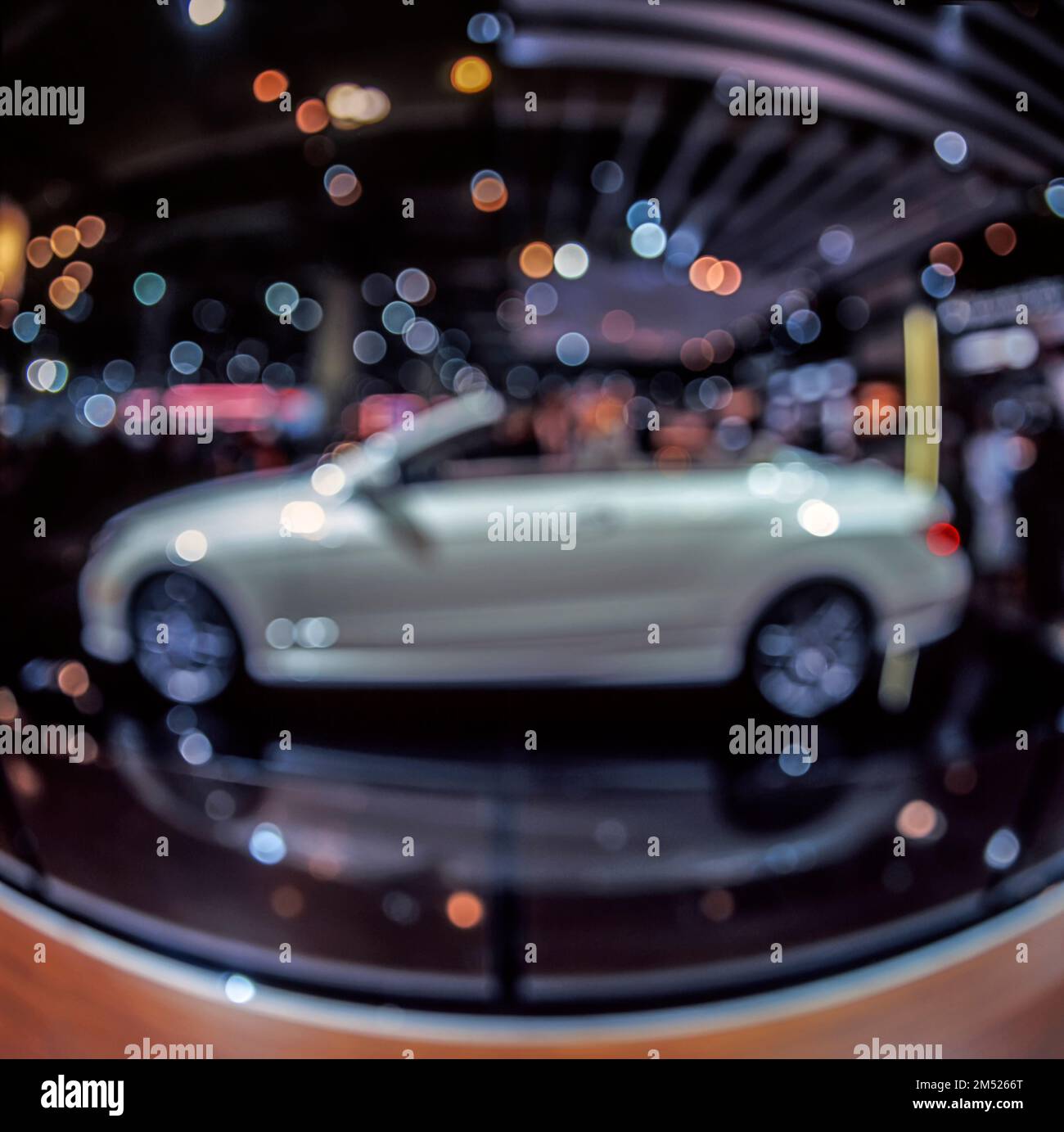 Immagine sfocata e sfocata di un'auto scattata con una fotocamera a pellicola di medio formato con obiettivo fish-eye Foto Stock