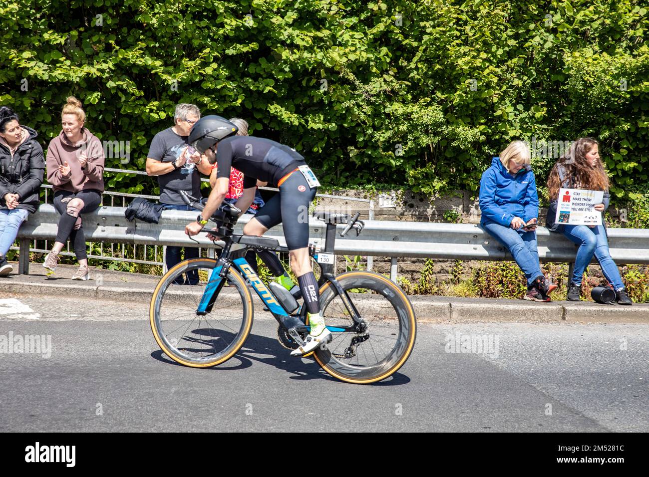Ironman, gara ciclistica su strada del Regno Unito a Bolton Greater Manchester 2022 in una giornata di sole, ciclista su pedali in salita Foto Stock