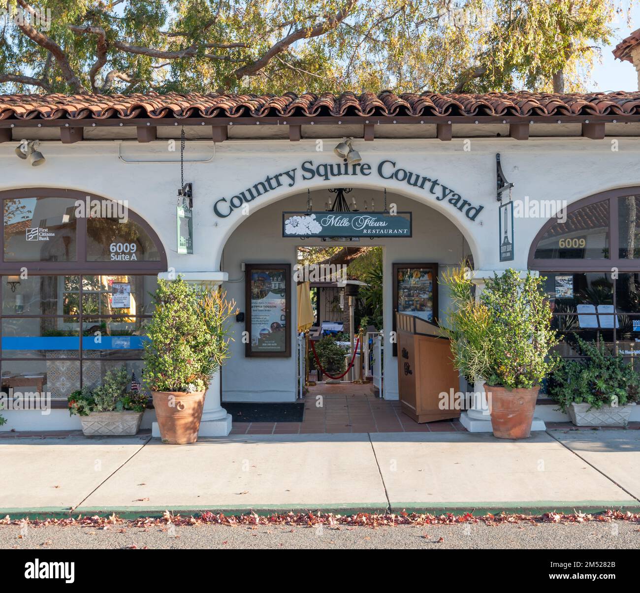 Vista sulla strada dell'ingresso al Mille Fleurs Restaurant, un ristorante francese americano nella ricca Rancho Santa Fe. Foto Stock