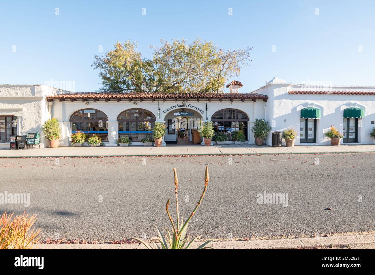 Vista sulla strada dell'ingresso al Mille Fleurs Restaurant, un ristorante francese americano nella ricca Rancho Santa Fe. Foto Stock