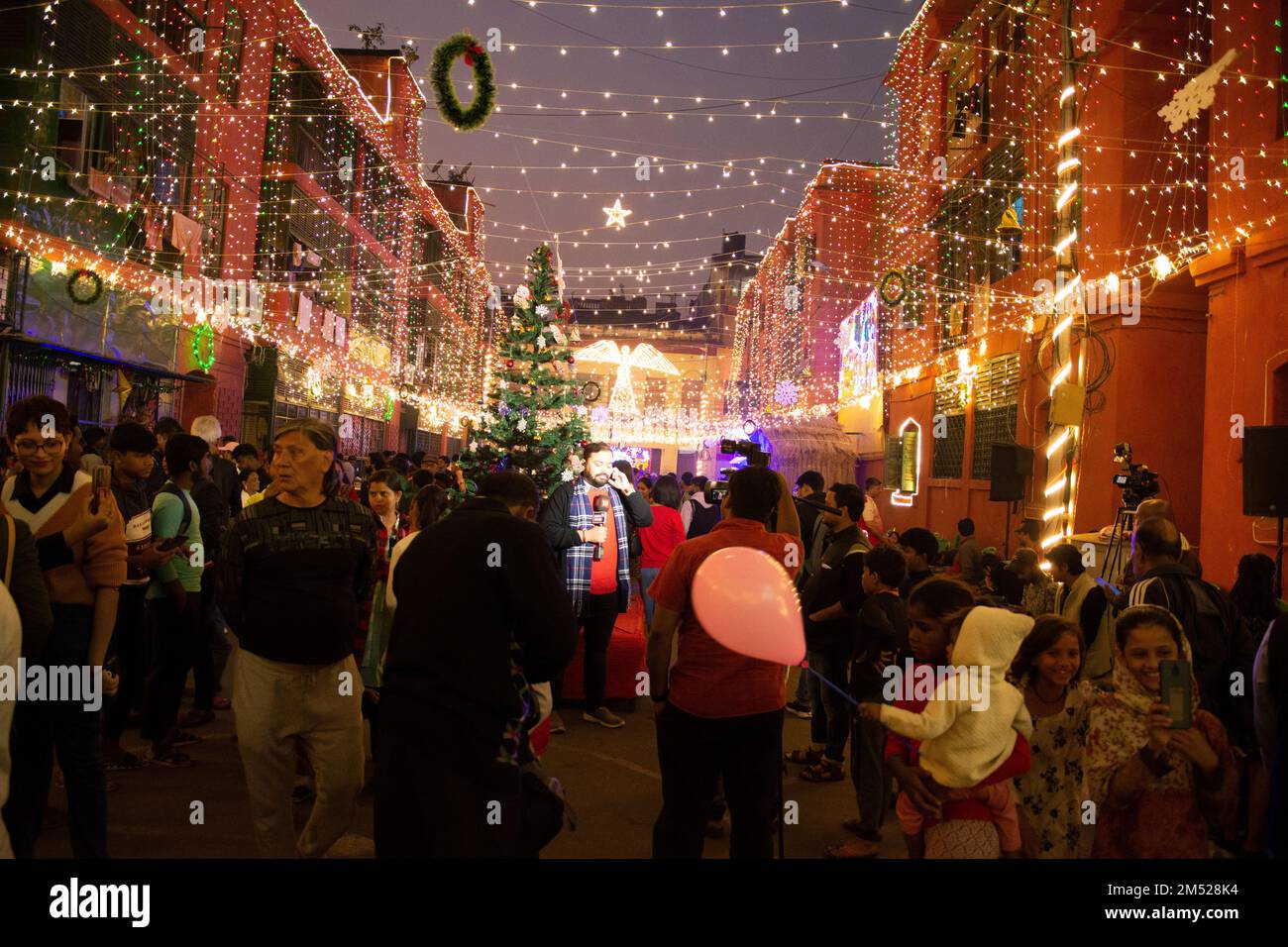 È Natale a Kolkata. Kolkata è tra le città del mondo, dove il Natale è celebrato con tanta pomp e gioia, diventa una delle città più misericordiose in questo periodo. Jingle campane, luci, canzoni di Natale, musica, cibo appetitoso, Gli alberi, gli alti spiriti della gente, i regali, i regali e l'aroma della torta di frutta e dei dolci, rendono la città della gioia più vivace e luminosa durante la stagione di Natale. Le celebrazioni natalizie rendono stravagante l'atmosfera festosa, poiché non solo i cristiani, ma le persone di diverse comunità, celebrano con gioia la festa. (Foto di Barun K Foto Stock