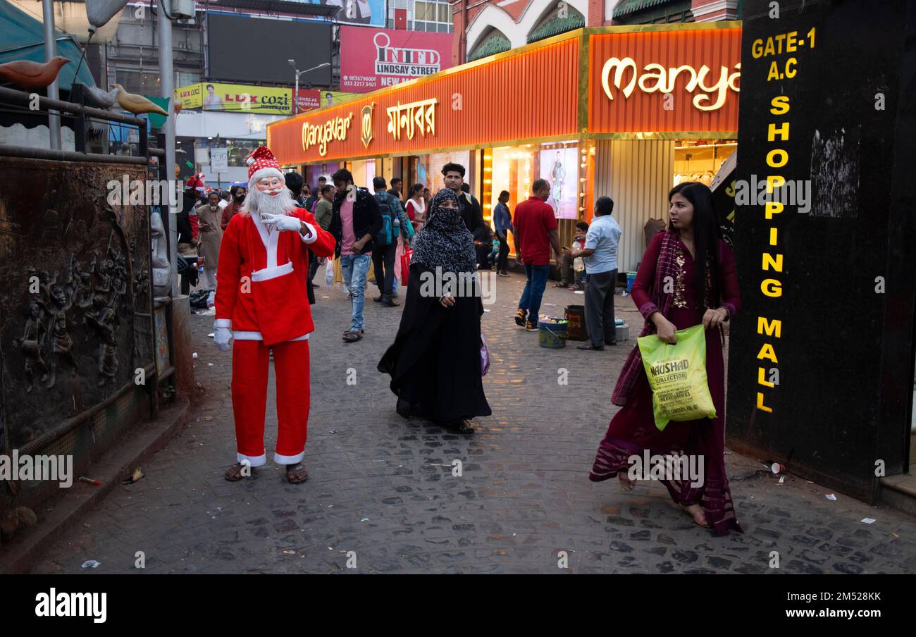 È Natale a Kolkata. Kolkata è tra le città del mondo, dove il Natale è celebrato con tanta pomp e gioia, diventa una delle città più misericordiose in questo periodo. Jingle campane, luci, canzoni di Natale, musica, cibo appetitoso, Gli alberi, gli alti spiriti della gente, i regali, i regali e l'aroma della torta di frutta e dei dolci, rendono la città della gioia più vivace e luminosa durante la stagione di Natale. Le celebrazioni natalizie rendono stravagante l'atmosfera festosa, poiché non solo i cristiani, ma le persone di diverse comunità, celebrano con gioia la festa. (Foto di Barun K Foto Stock