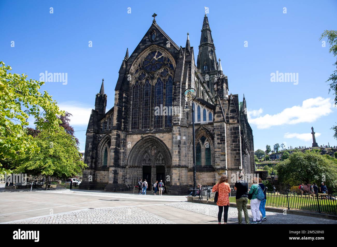 La Cattedrale di Glasgow, il più antico edificio di Glasgow, Scozia, estate 2022, e la chiesa parrocchiale. Foto Stock