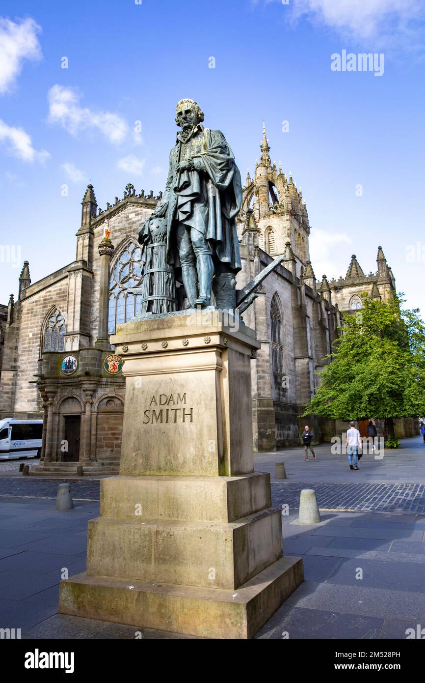 Adam Smith statua sul Royal Mile Edimburgo, un punto di riferimento per il famoso economista e filosofo scozzese e autore, Scozia, Regno Unito Foto Stock