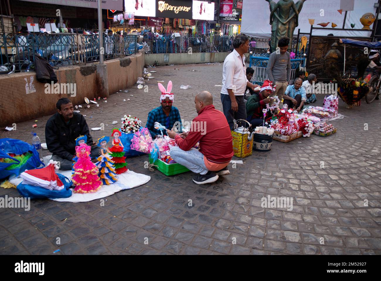 Kolkata, Bengala Occidentale, India. 24th Dec, 2022. È Natale a Kolkata. Kolkata è tra le città del mondo, dove il Natale è celebrato con tanta pomp e gioia, diventa una delle città più misericordiose in questo periodo. Jingle campane, luci, canzoni di Natale, musica, cibo appetitoso, Gli alberi, gli alti spiriti della gente, i regali, i regali e l'aroma della torta di frutta e dei dolci, rendono la città della gioia più vivace e luminosa durante la stagione di Natale. Credit: ZUMA Press, Inc./Alamy Live News Foto Stock