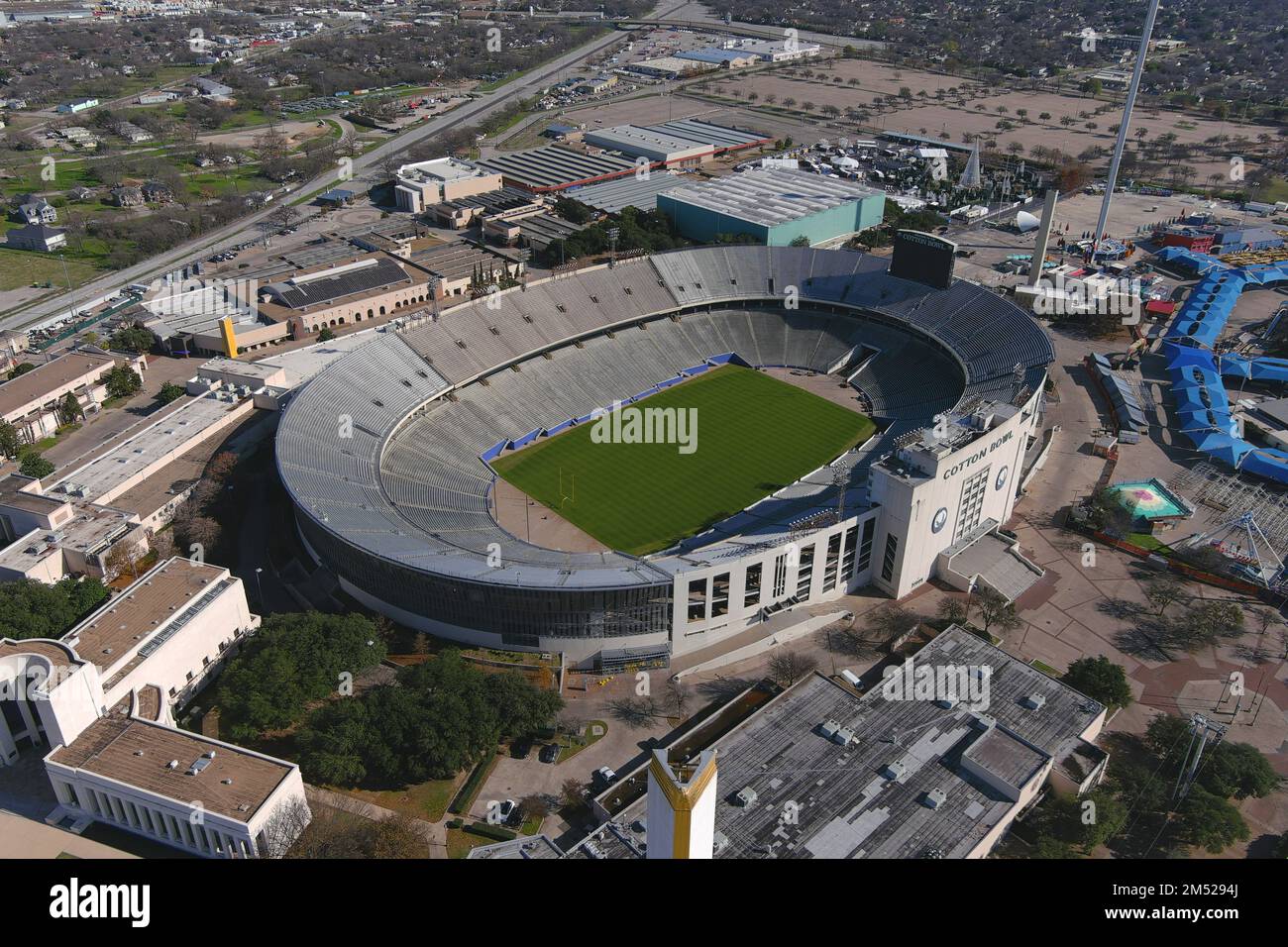 Una vista aerea generale del Cotton Bowl Stadium al parco State Fair of Texas, martedì 20 dicembre 2022, a Dallas. Foto Stock