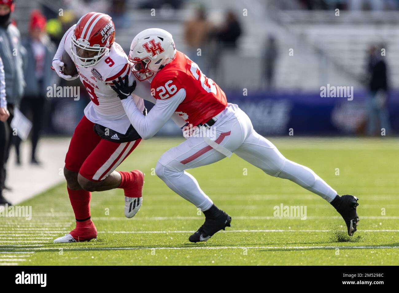 Louisiana-Lafayette Ragin Cajuns stretto fine Neal Johnson (9) è spinto fuori dai limiti da Houston Cougars difensiva indietro Moses Alexander (26) durante il Foto Stock