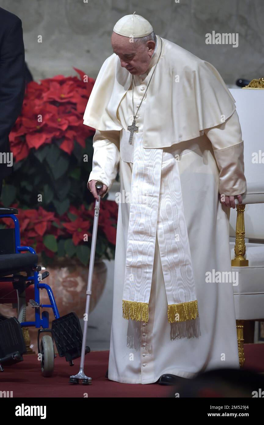 Città del Vaticano, Vaticano. 24th Dec, 2022. Papa Francesco a San Basilica di Pietro per la Messa notturna di Natale del 24 dicembre 2022 nella Città del Vaticano. Credit: dpa/Alamy Live News Foto Stock
