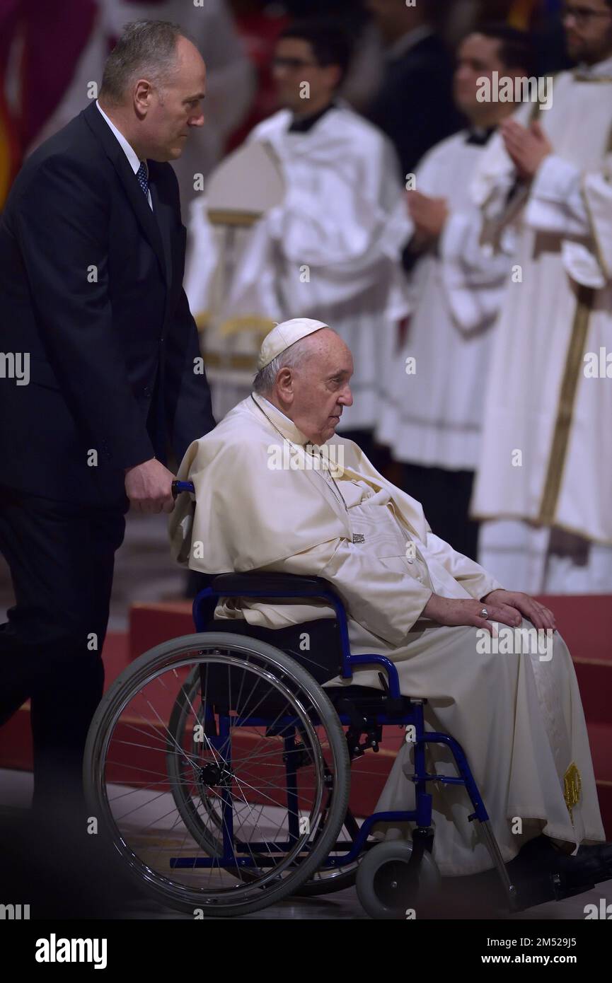 Città del Vaticano, Vaticano. 24th Dec, 2022. Papa Francesco a San Basilica di Pietro per la Messa notturna di Natale del 24 dicembre 2022 nella Città del Vaticano. Credit: dpa/Alamy Live News Foto Stock