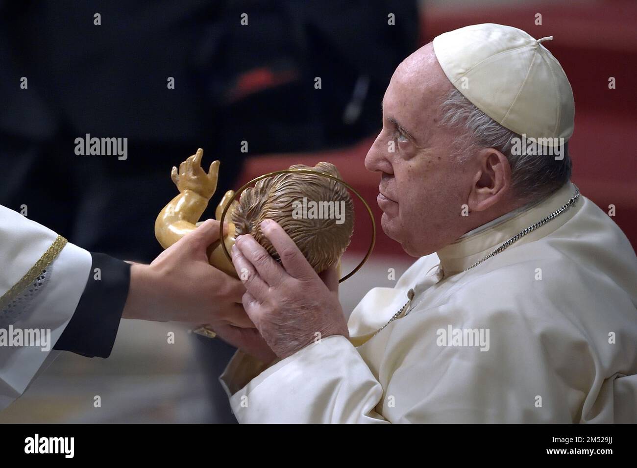 Città del Vaticano, Vaticano. 24th Dec, 2022. Papa Francesco a San Basilica di Pietro per la Messa notturna di Natale del 24 dicembre 2022 nella Città del Vaticano. Credit: dpa/Alamy Live News Foto Stock