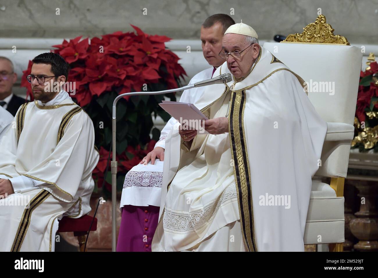 Città del Vaticano, Vaticano. 24th Dec, 2022. Papa Francesco a San Basilica di Pietro per la Messa notturna di Natale del 24 dicembre 2022 nella Città del Vaticano. Credit: dpa/Alamy Live News Foto Stock