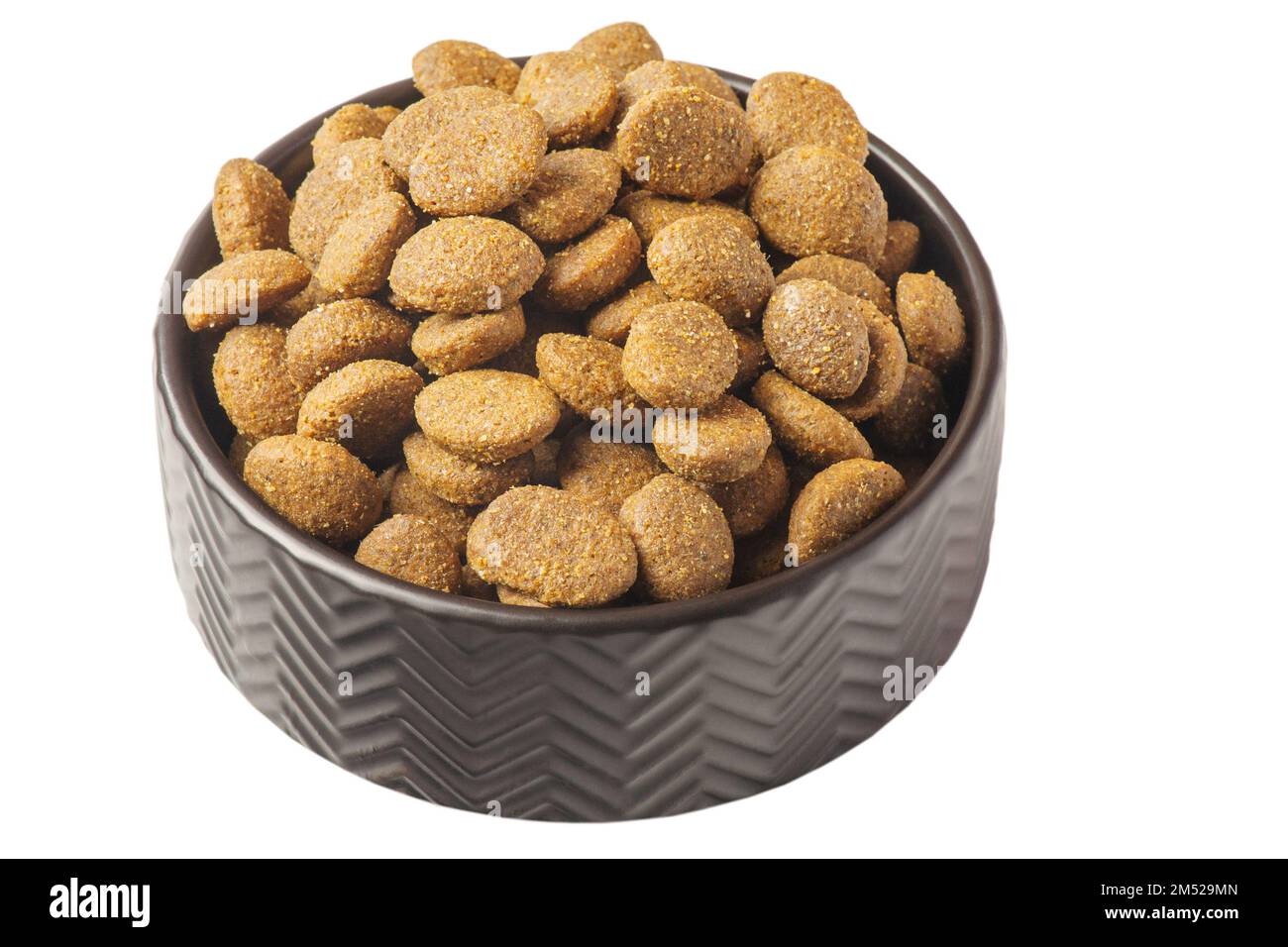 Il cibo è equilibrato per gli animali. Asciugare gli alimenti per animali domestici in un recipiente nero. Foto Stock