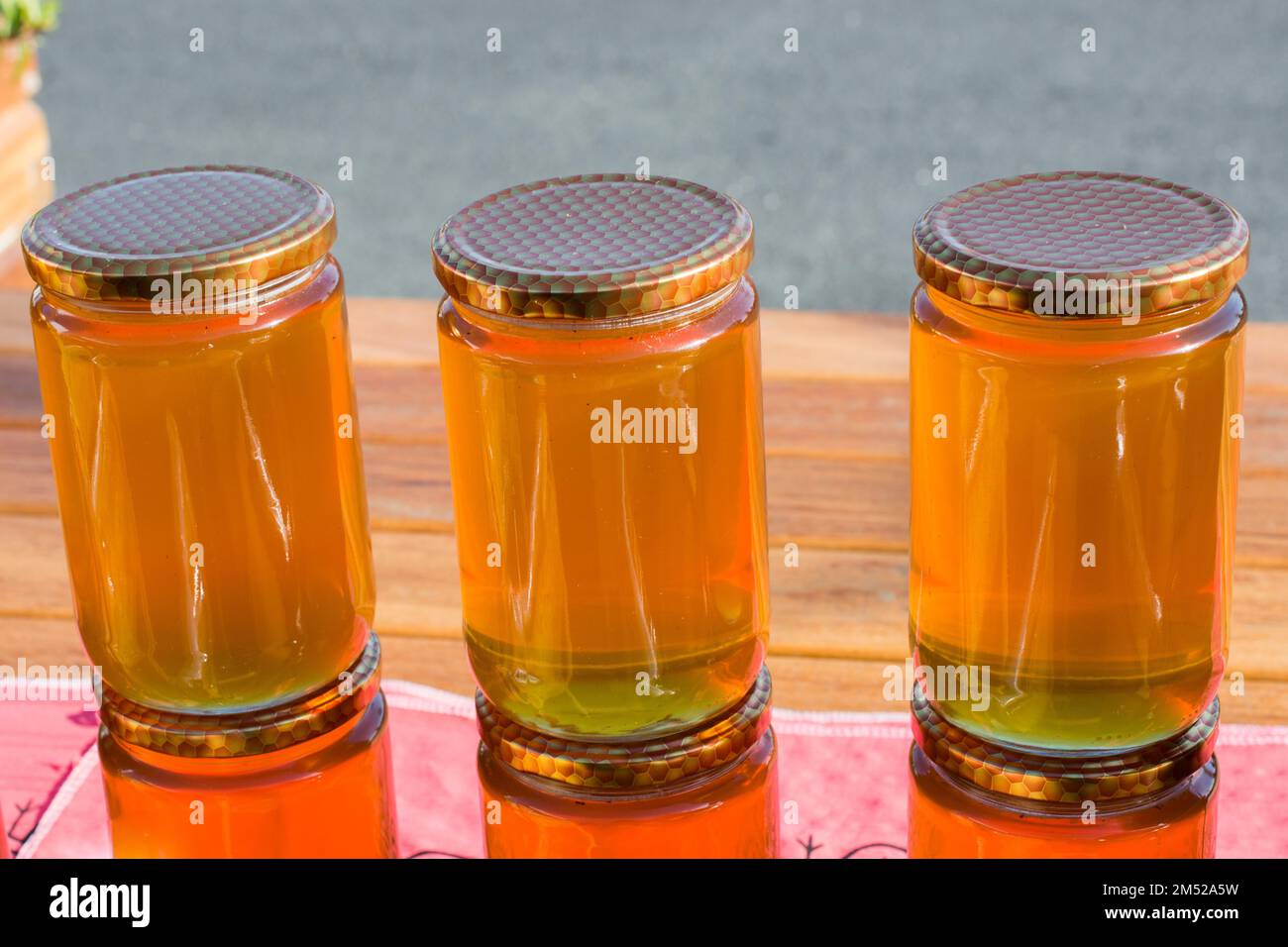 Il vasetto di vetro della piena di miele fresco con coperchio Foto Stock