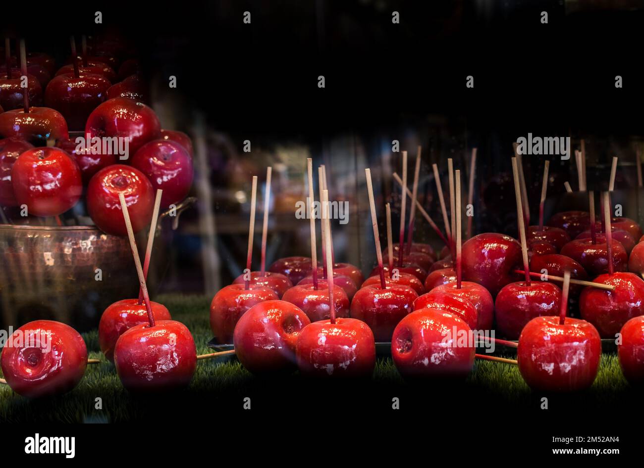 Le mele caramelle sono mele intere ricoperte da un rivestimento duro di  caramelle o zucchero, con un bastone inserito come manico Foto stock - Alamy