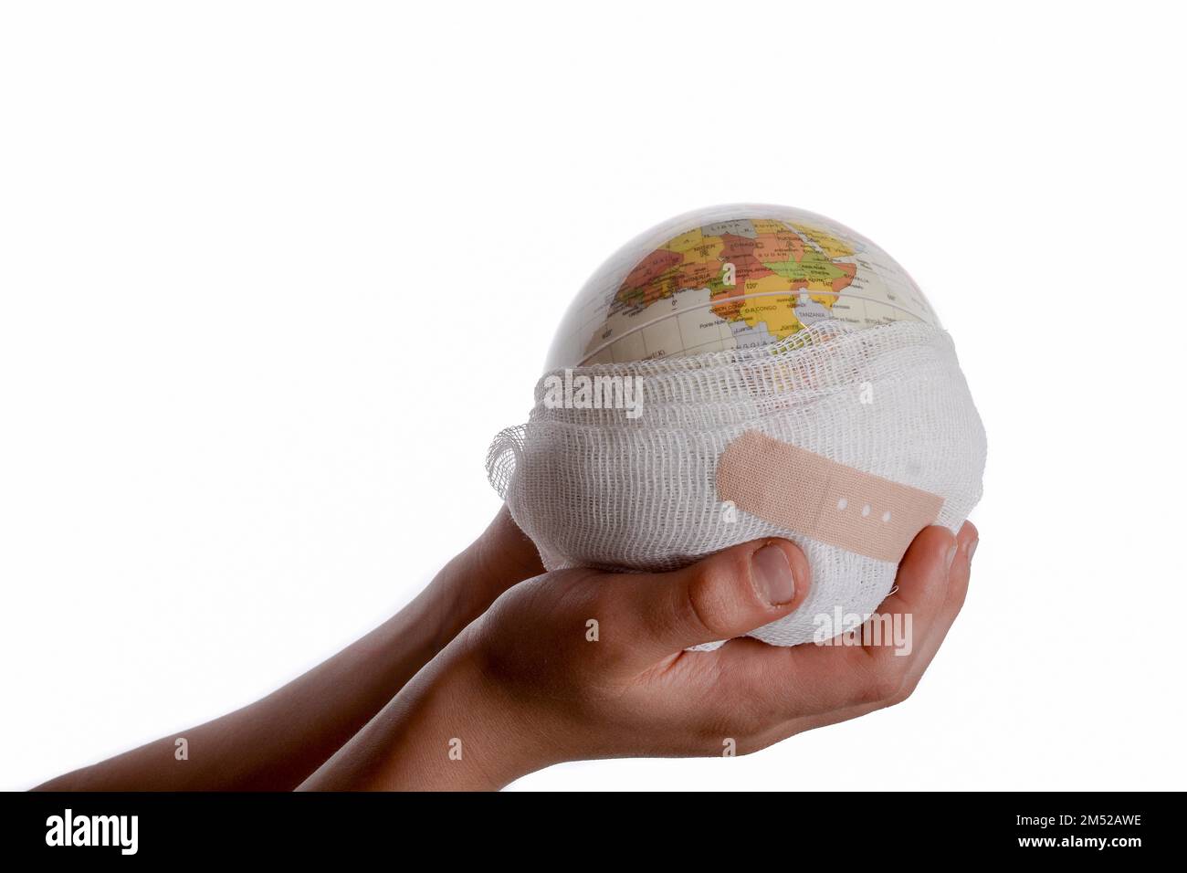 Bambino tenendo un globo con gesso nella sua mano su sfondo bianco Foto Stock
