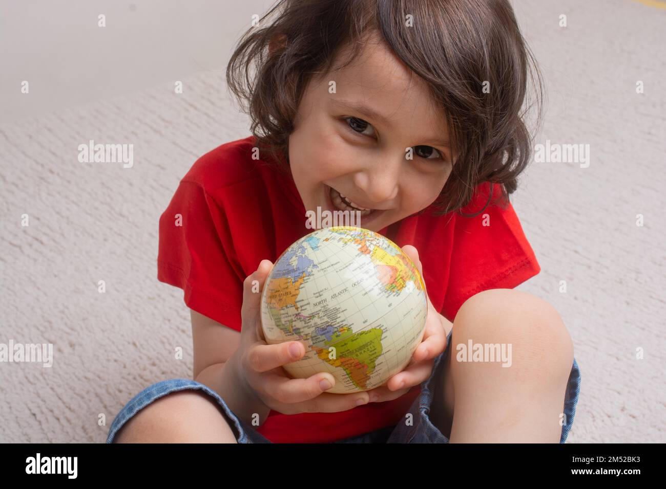 Il globo della terra nelle mani come ambiente e concetto del pianeta di salvataggio Foto Stock