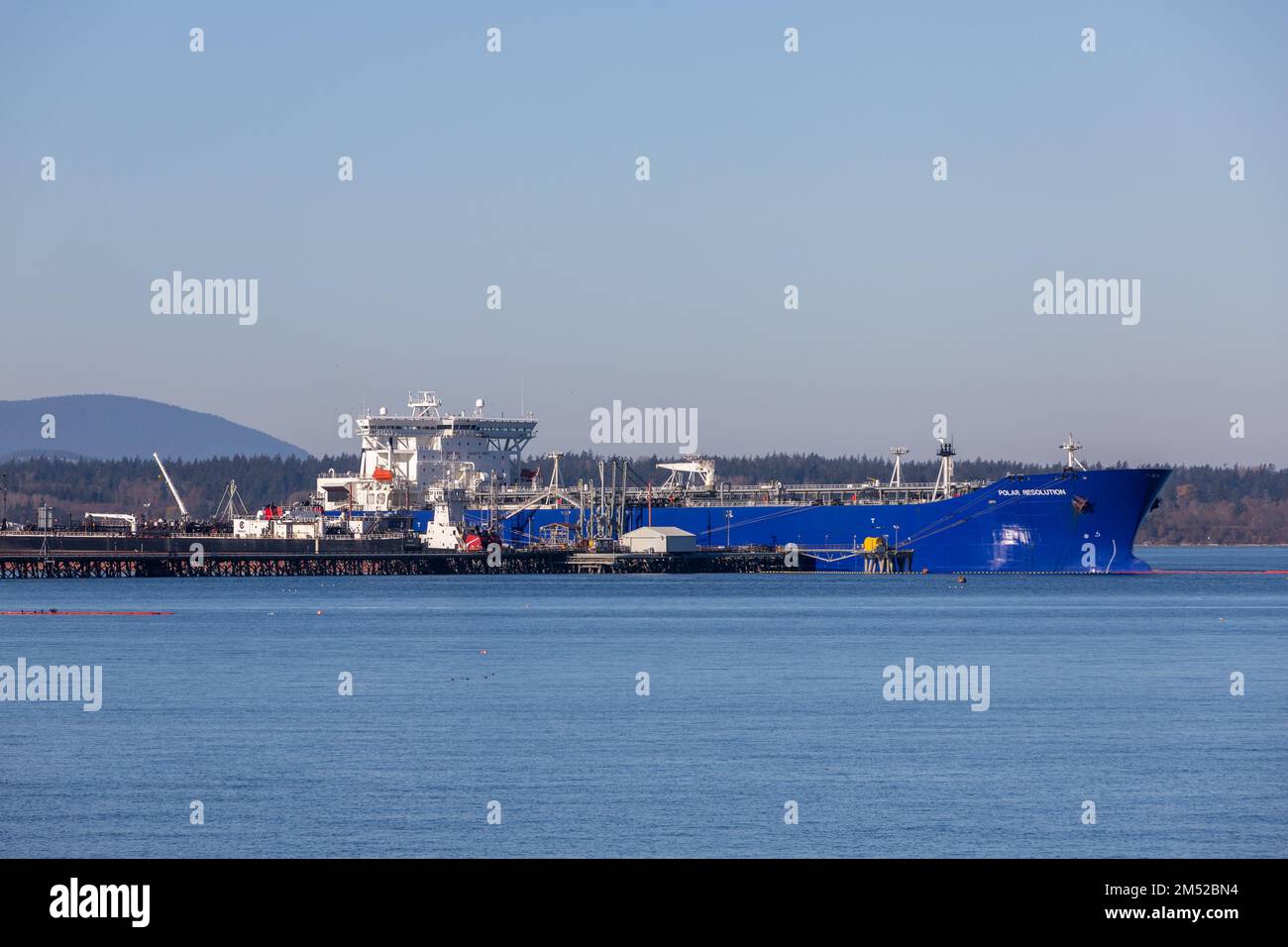 Anacortes WA USA - 18 novembre 2022: La risoluzione polare del petroliere greggio alla raffineria petrolifera Marathon Foto Stock