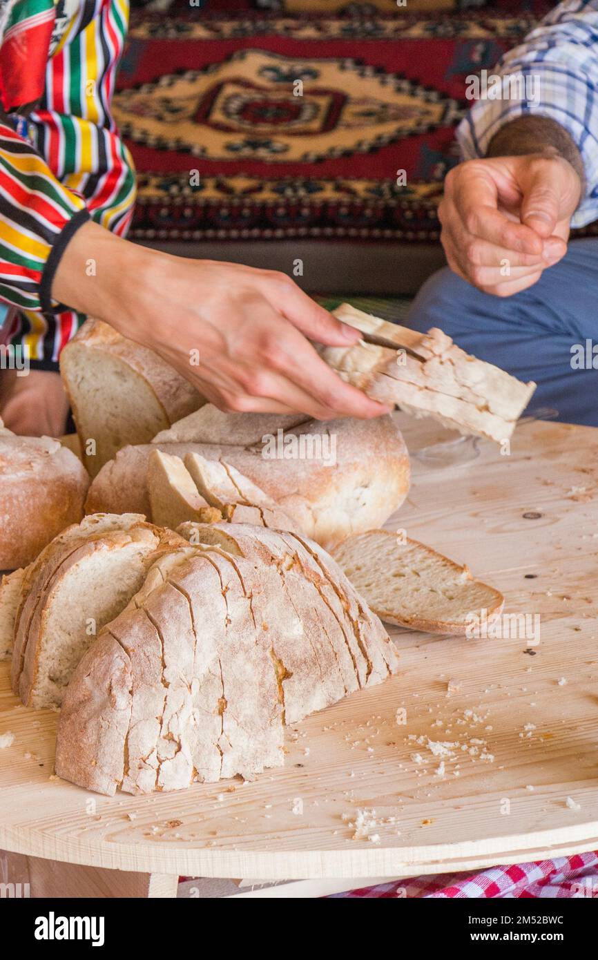 Tradizionale stile turco realizzato il pane tagliato a fette Foto Stock