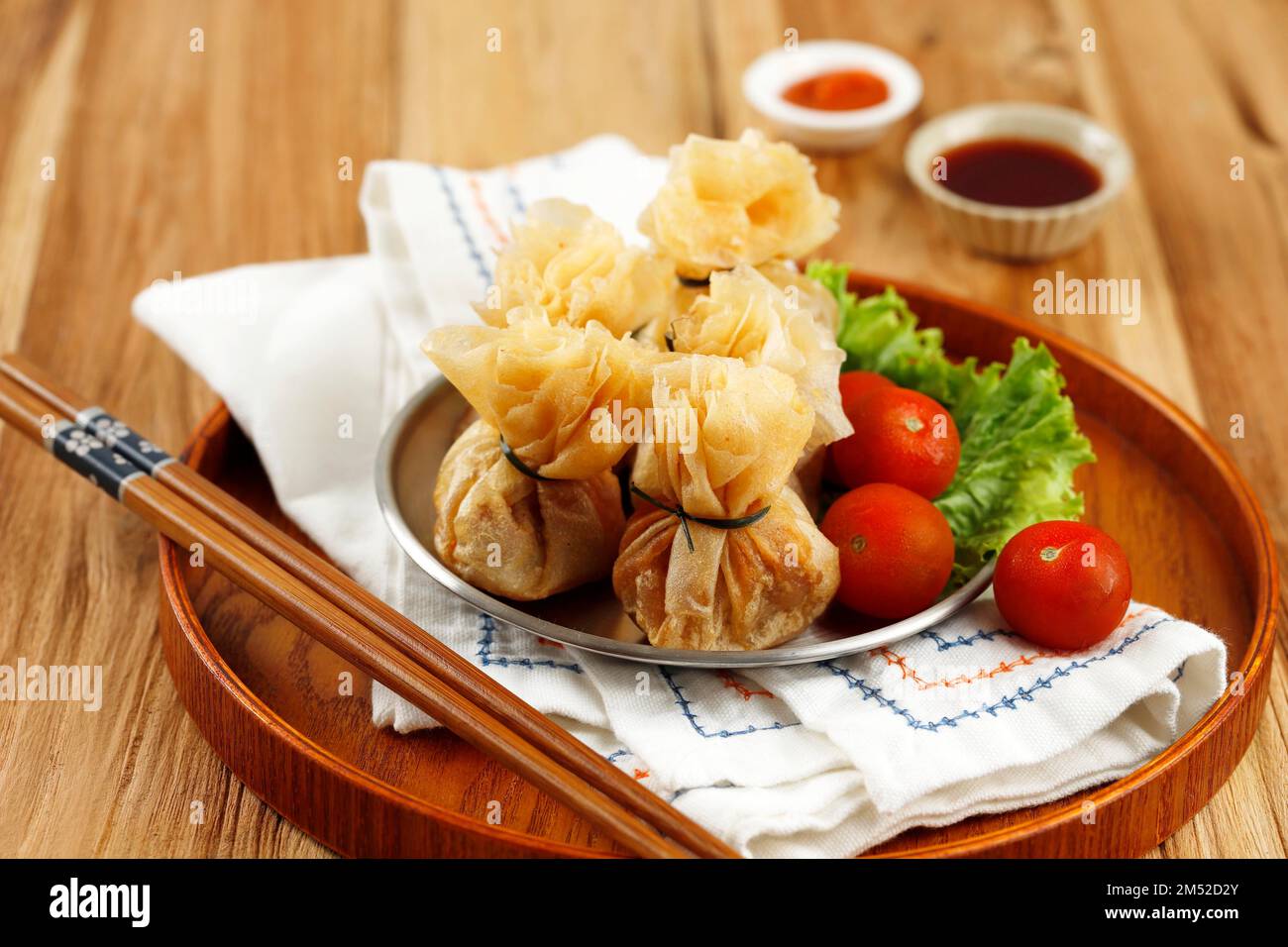 Wonton, Oriental Deep Fried Wontons ripieno di gamberi e cipolla primaverile, servito con salsa al peperoncino. Foto Stock