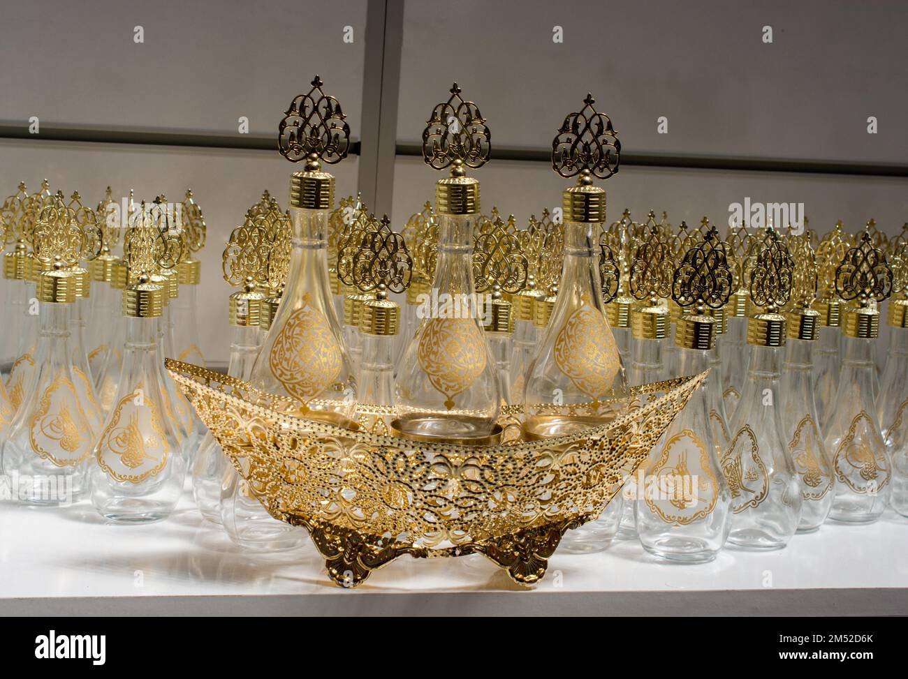 Set di bottiglie vuote e realizzato in stile ottomano Foto Stock