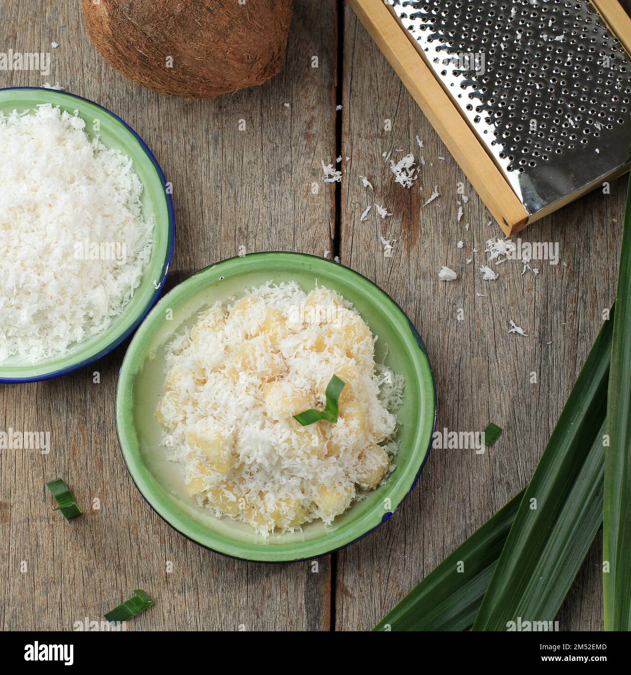 Top View Cassava al vapore con fragrante cocco grattugiato, tradizionale Dessert Tailandese Foto Stock