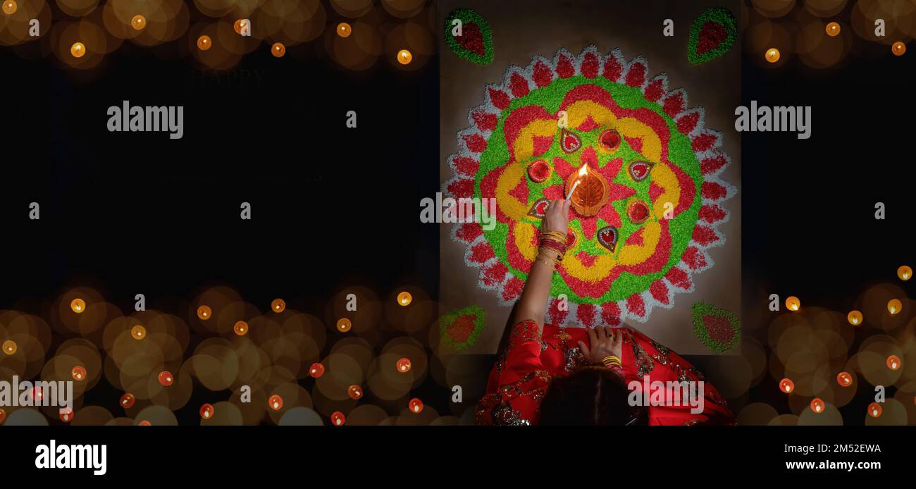 Tradizionali lampade diya accese durante la celebrazione diwali Foto Stock