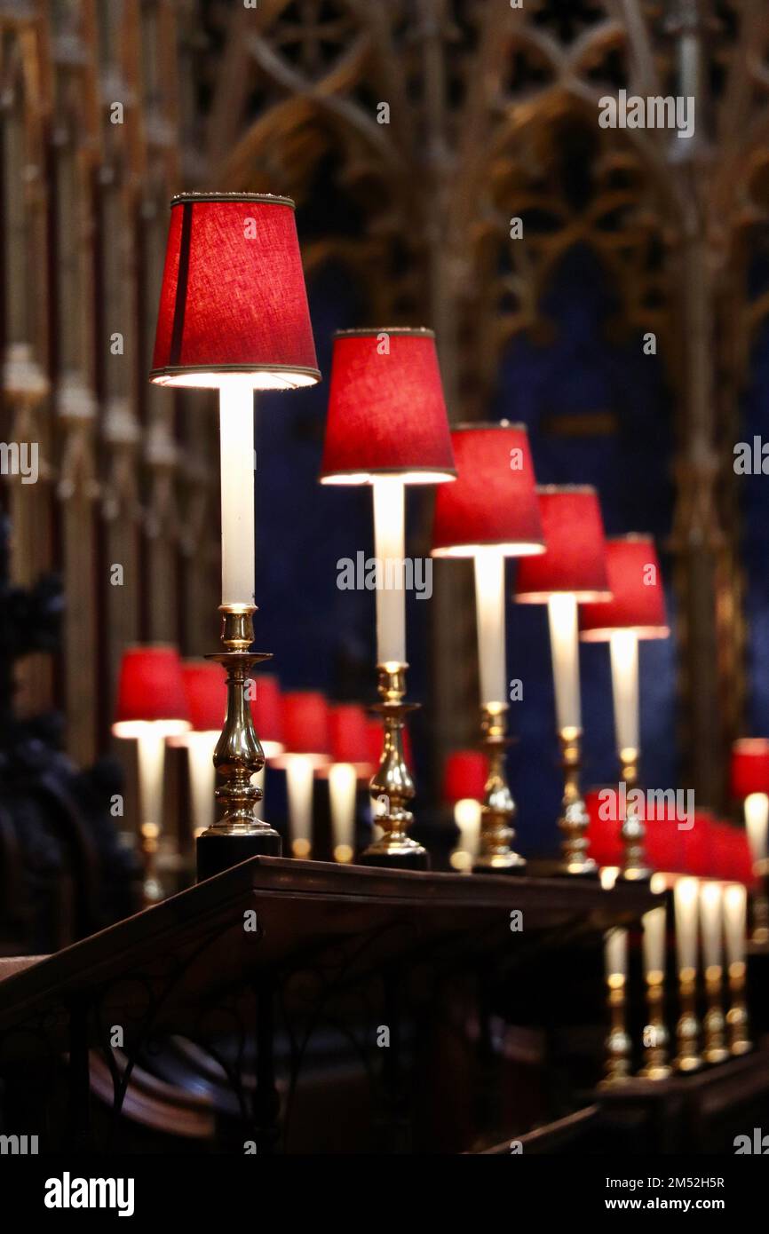 Una fila di candele rosse all'interno di Westminster Abbey, Regno Unito Foto Stock