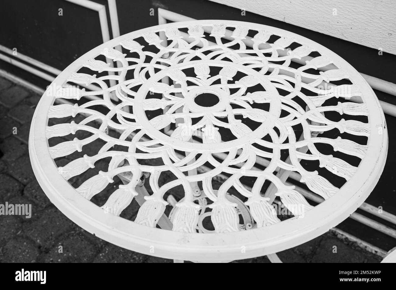 Tavolo bianco in ferro battuto all'aperto in giardino. Patio estivo aperto con mobili in ferro battuto bianco. Nessuno, fuoco selettivo Foto Stock