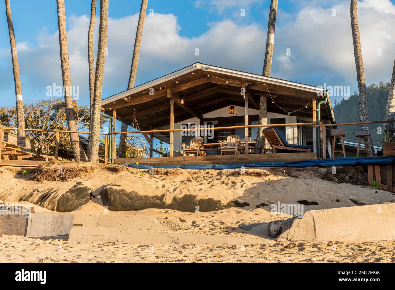 Sunset Beach, Hawaii/USA- 22 dicembre 2022: Perdita di cortili e case a causa dell'erosione della spiaggia a Sunset Beach, Oahu, Hawaii Foto Stock