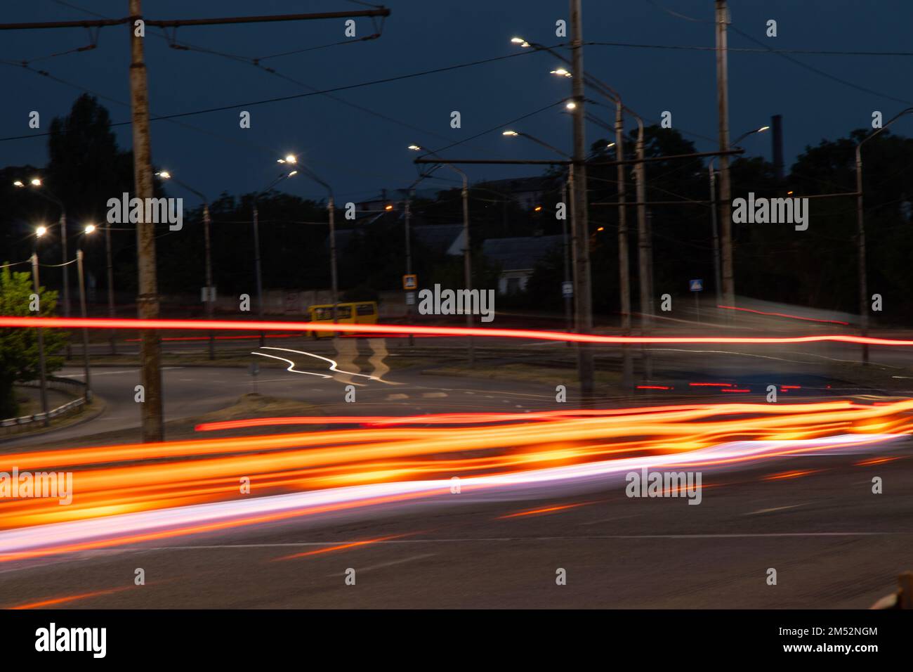 Auto guidate di notte su una lunga esposizione di notte sulla strada nelle città del Dnieper in Ucraina Foto Stock