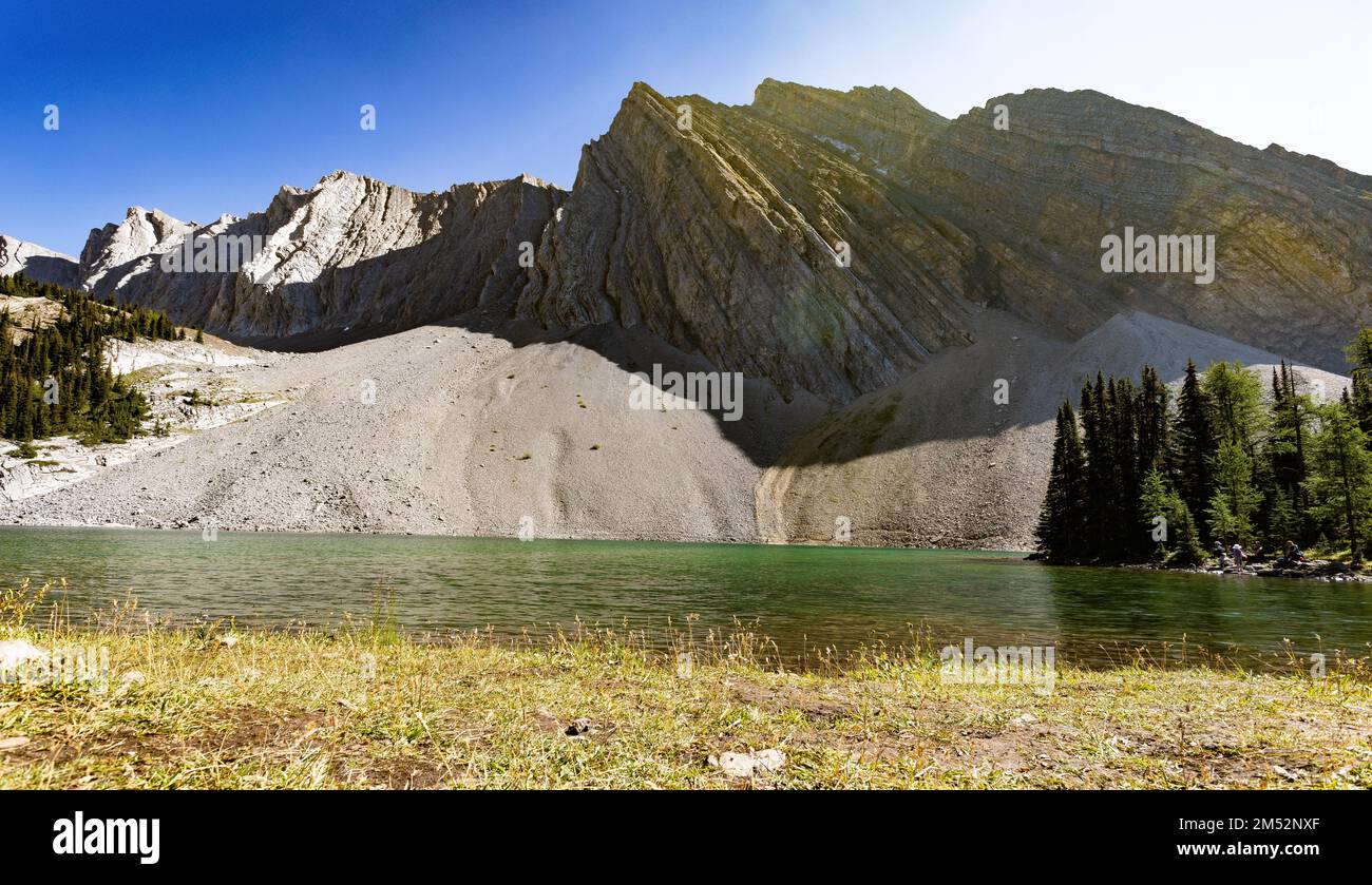 Il bellissimo Monte Chester in una giornata di sole con un cielo blu sullo sfondo, Alberta, Canada Foto Stock