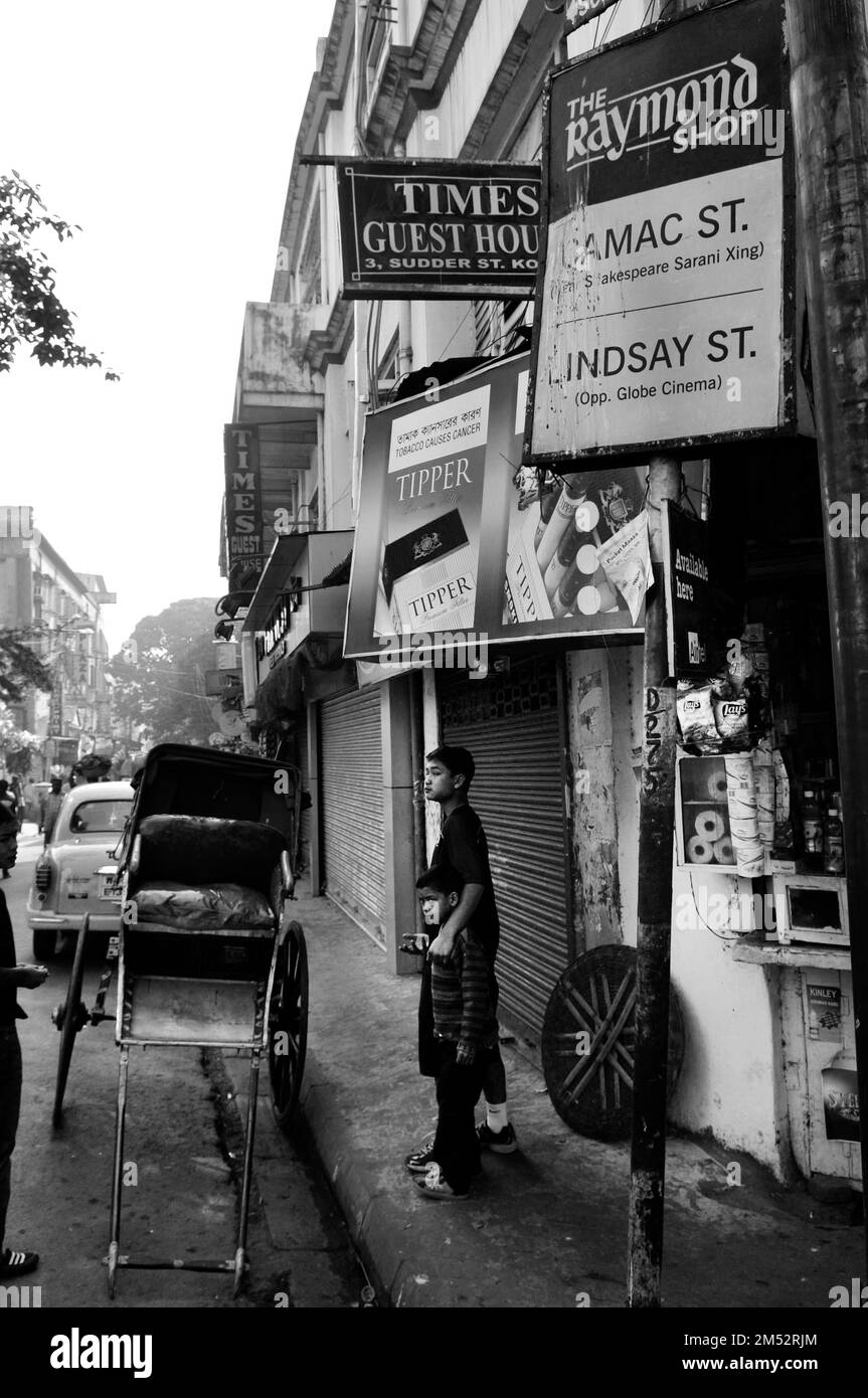 Gennaio 2010. Kolkata, India. L'uomo tirò il risciò su Sudder Street. Foto Stock