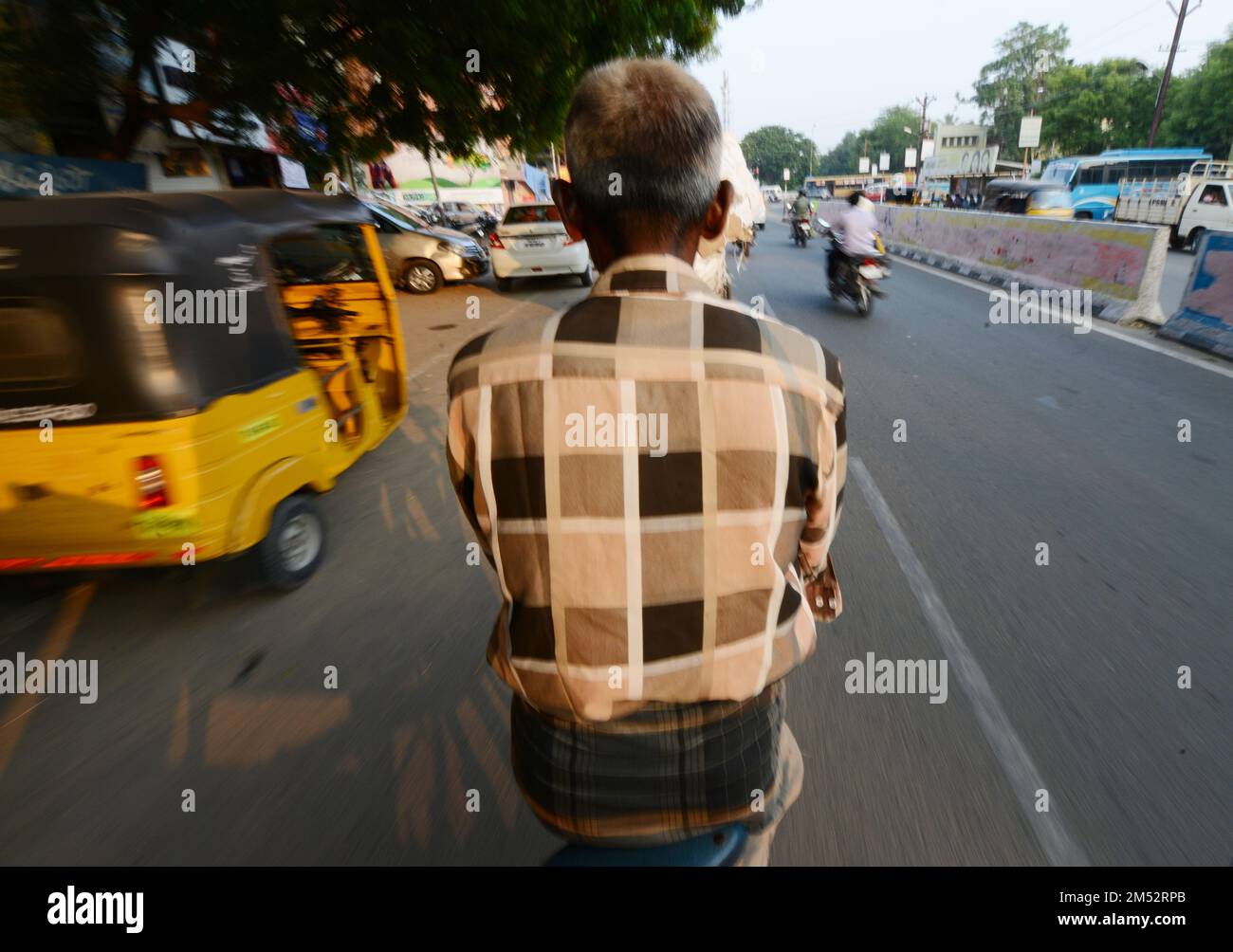 Viaggiare su un rikshaw ciclabile a Madurai, Tamil Nadu, India. Foto Stock