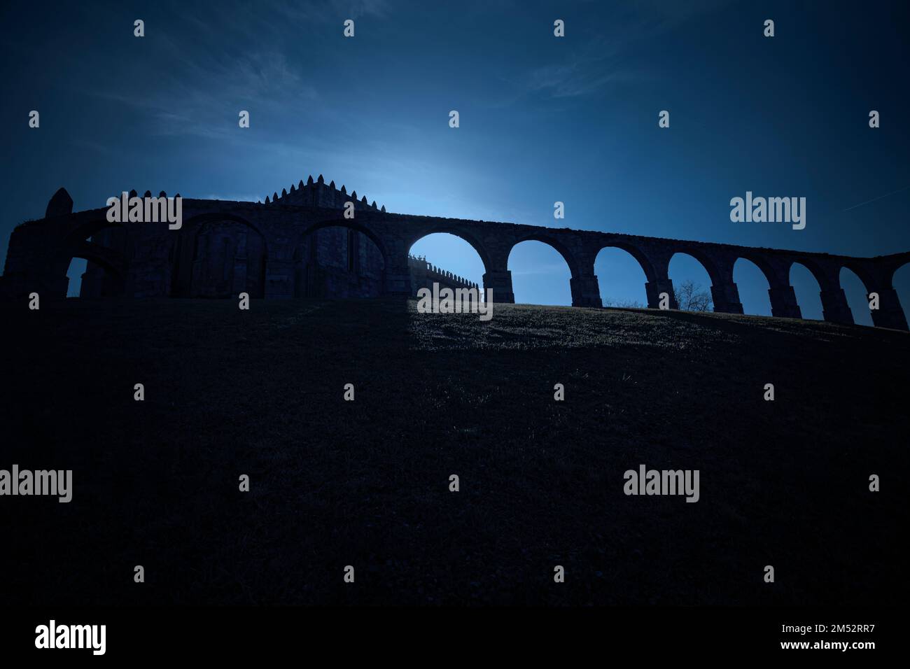 Antico monastero medievale in una luna al crepuscolo blu Foto Stock