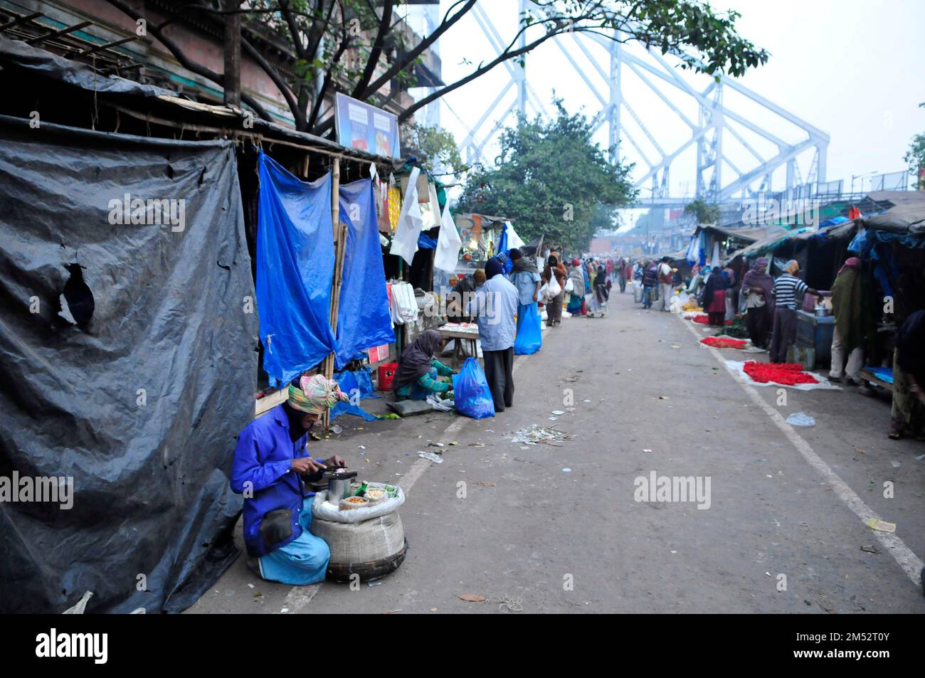 Mallick Ghat è uno dei più grandi mercati di fiori in Asia. Scene di prima mattina al mercato di Kolkata, Bengala Occidentale, India. Foto Stock