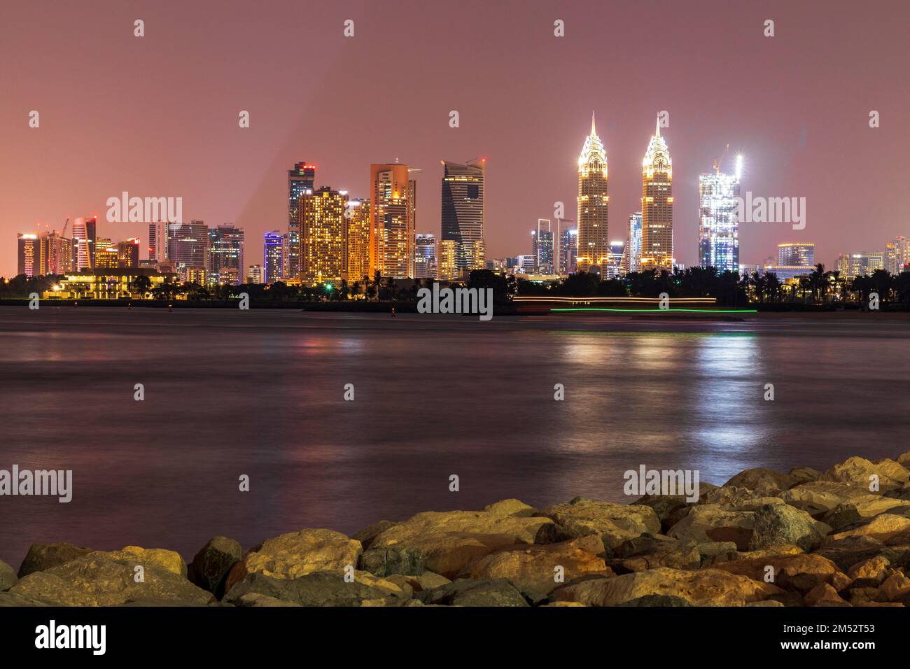 Dubai, Emirati Arabi Uniti - 11.05.2022 - scatto di un paesaggio urbano notturno Foto Stock