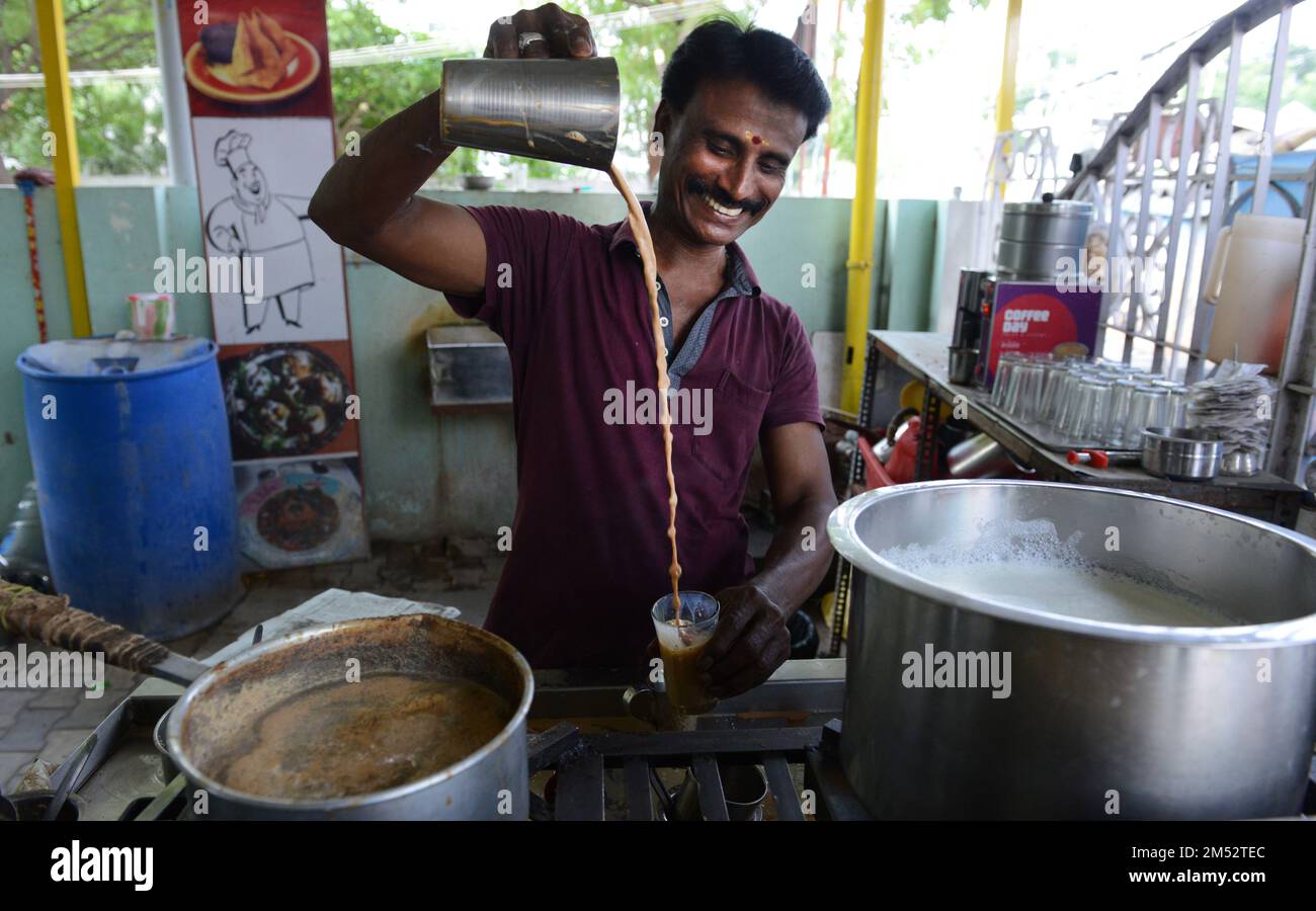 Chai indiano preparato in una piccola casa del tè a Madurai, India. Foto Stock