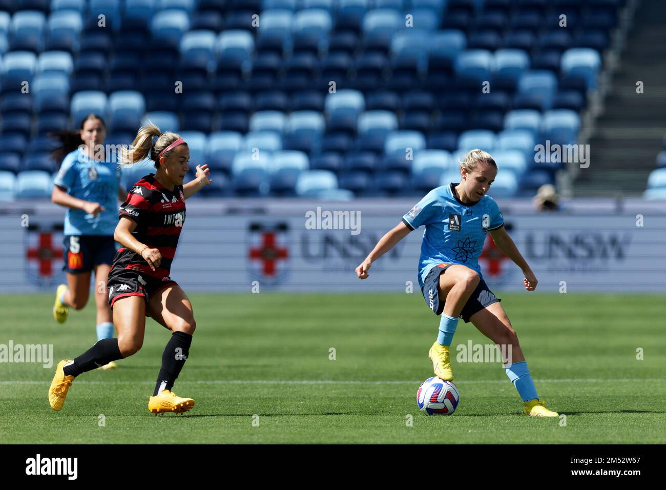 Sydney, Australia. 24th Dec 2022. Mackenzie Hawkesby del Sydney FC controlla la palla durante la partita tra il Sydney FC e i Wanderers all'Allianz Stadium il 24 dicembre 2022 a Sydney, Australia Credit: IOIO IMAGES/Alamy Live News Foto Stock