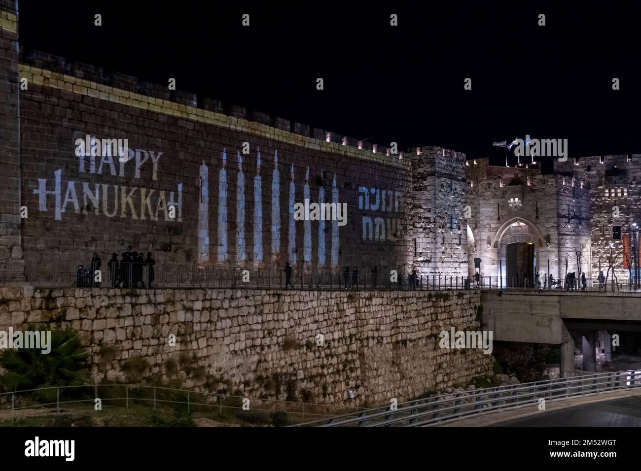 GERUSALEMME, ISRAELE - 18 DICEMBRE: Il candelabro ebraico Menorah è proiettato sulle mura della città vecchia, durante la prima notte della festa ebraica di Hanukkah, a volte chiamata la festa delle luci, il 18 dicembre 2022 a Gerusalemme, Israele. Gli ebrei di tutto il mondo celebrano oggi il primo giorno di Hanukkah, il festival ebraico di otto giorni. Hanukkah, o Chanukah, commemora la vittoria ebraica nel 165 a.C. sull'oppressione siriano-greca guidata dal re Antioco IV Credit: Eddie Gerald/Alamy Live News Foto Stock