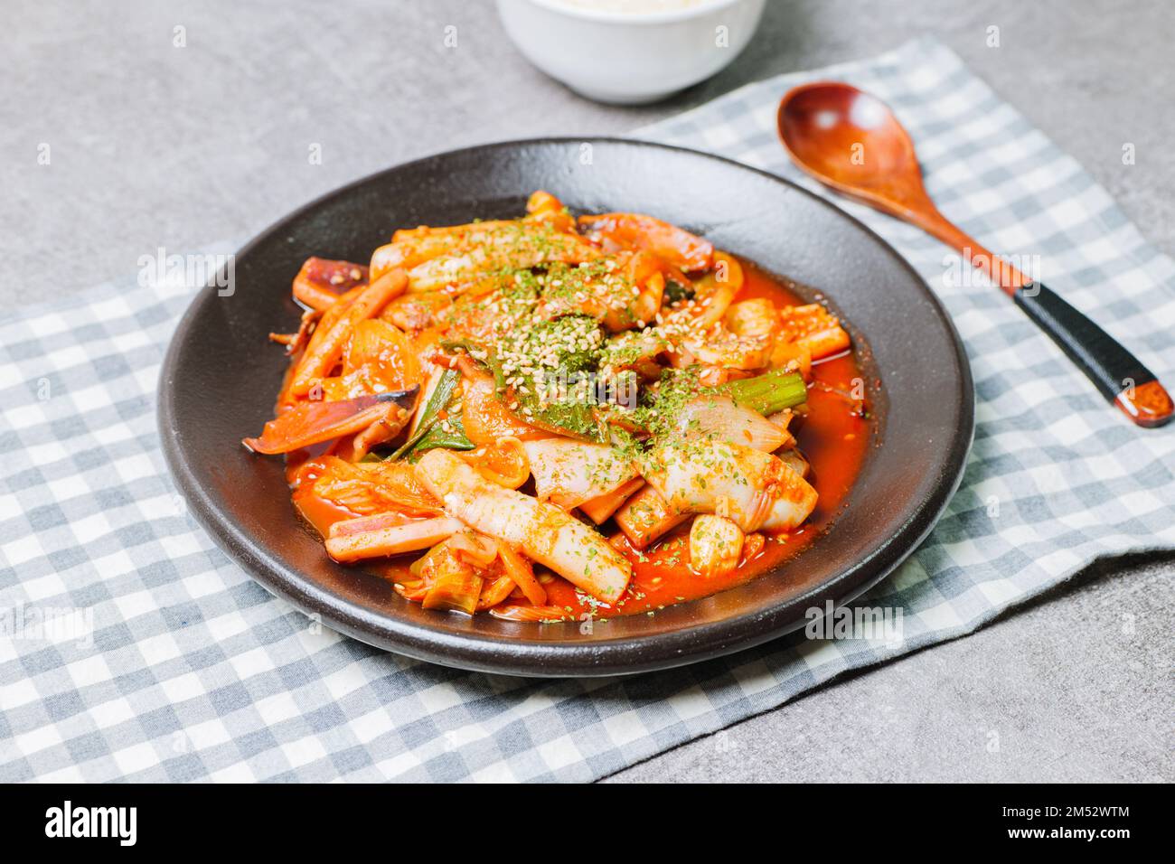 Cucina coreana Squid fritto da Stir, ojingeobokkeum : Squid fritto in  padella con cipolle, carote e cavolo in una miscela piccante di gochujang e  peperoncino rosso in polvere Foto stock - Alamy