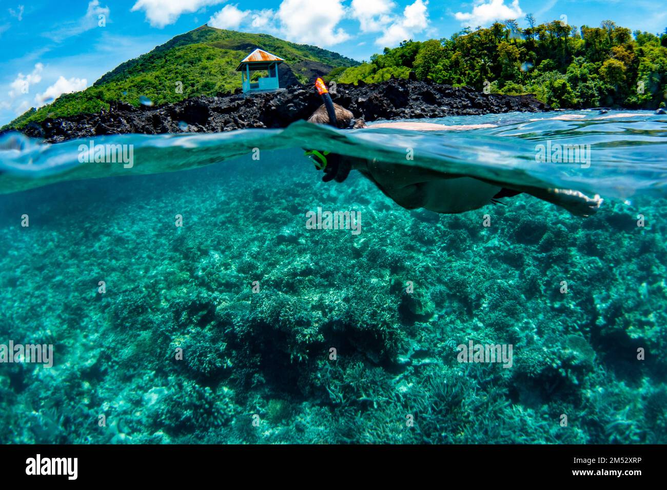 Snorkeling nel flusso di lava di banda API, Indonesia Foto Stock