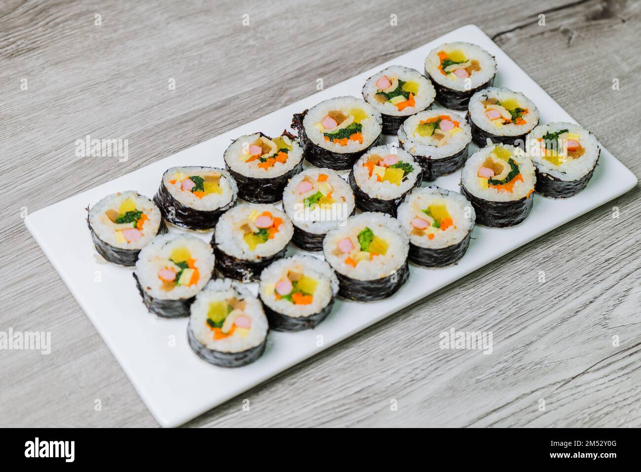 Gimbap cibo coreano : riso condito con sale e olio di sesamo e arrotolato in un foglio di gim arrosto (laver secco) con spinaci, carote, e w sottaceto Foto Stock