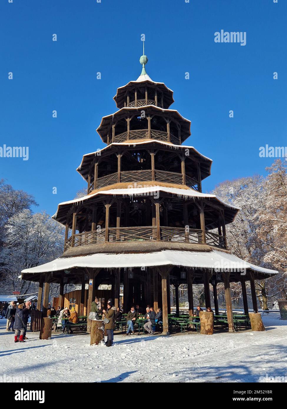 Mercatini di Natale nella neve a Chinesischer Turm a Monaco di Baviera, Germania Foto Stock