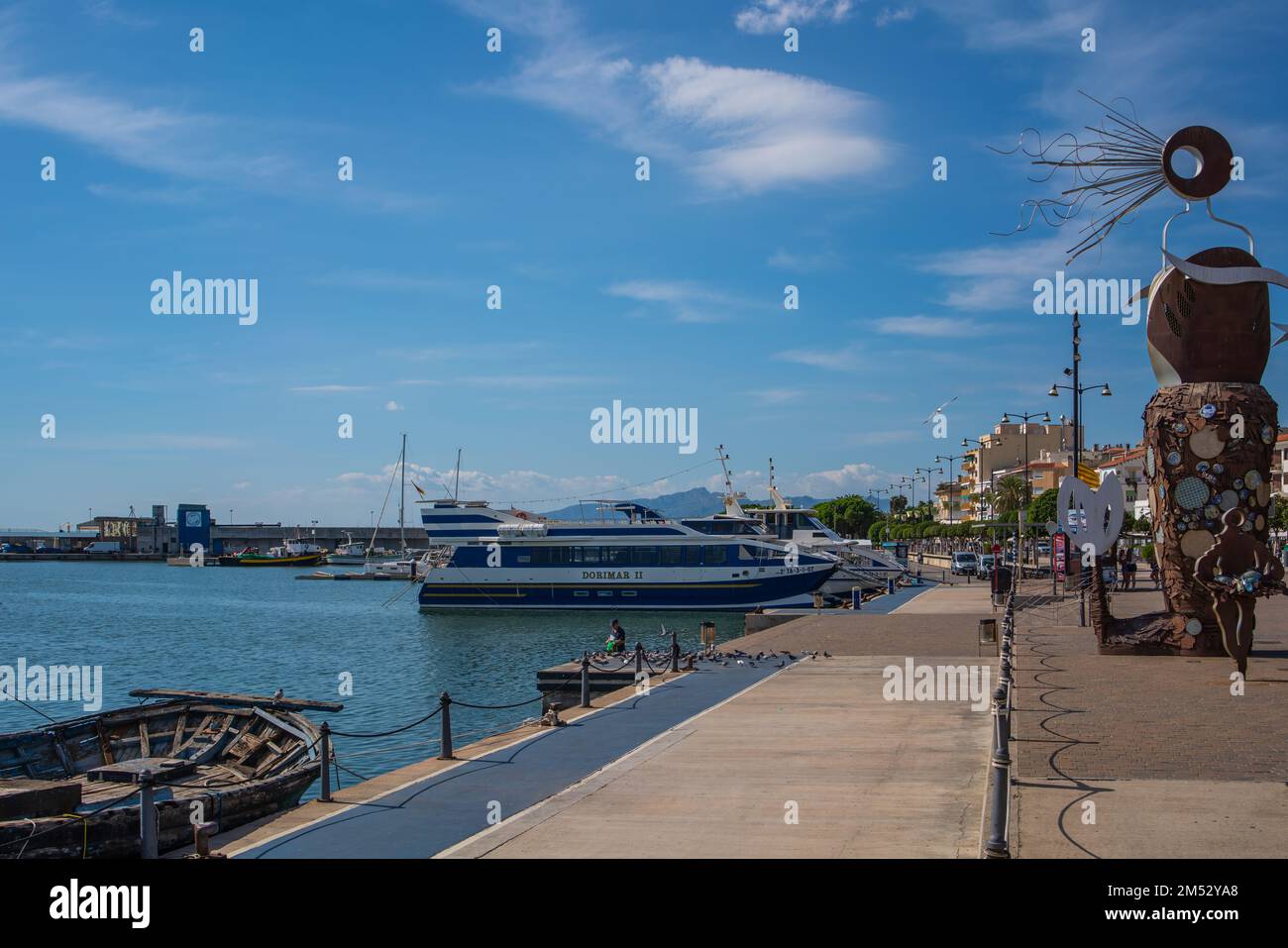 CAMBRILS, SPAGNA-OTTOBRE 13 2022: El Pla de les Serenes sculture e arte sul lungomare Cambrils Spagna, Costa Dorada Foto Stock