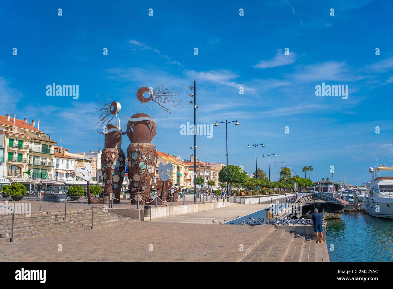 CAMBRILS, SPAGNA-OTTOBRE 13 2022: El Pla de les Serenes sculture e arte sul lungomare Cambrils Spagna, Costa Dorada Foto Stock