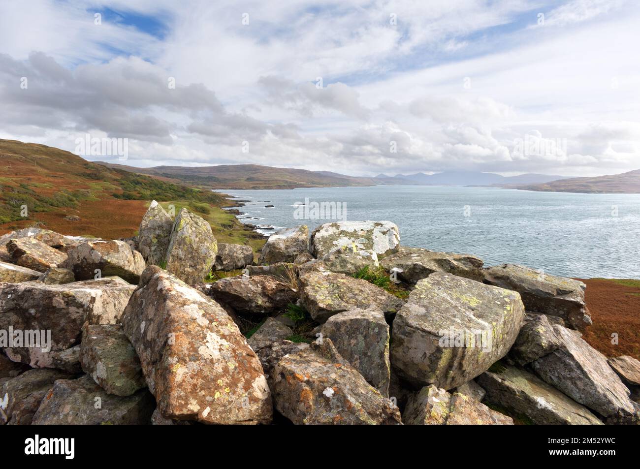 Vista dalle rovine di un forte vichingo / belvedere sul. Isola di Mull, Scozia Foto Stock