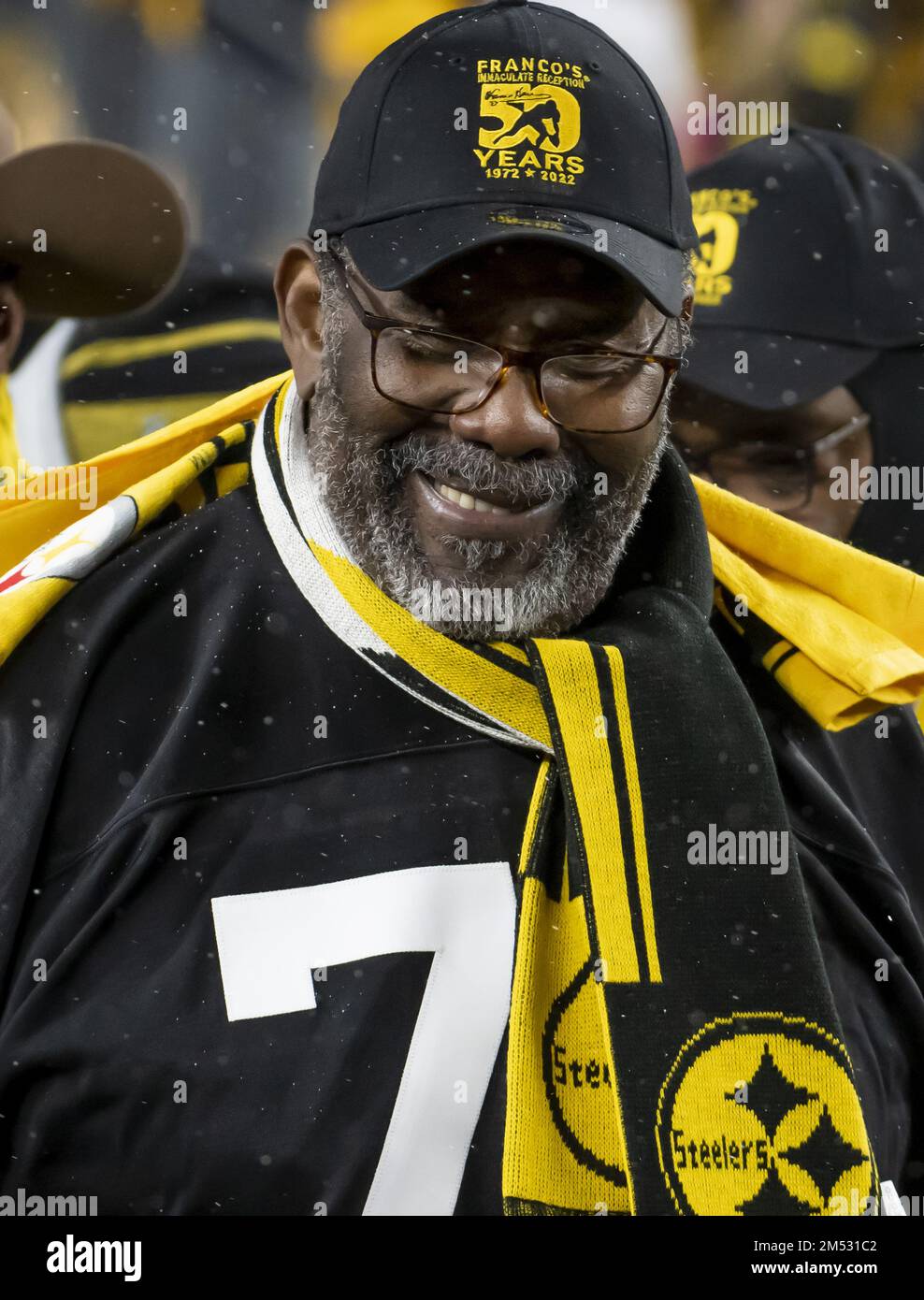 Pittsburgh, Stati Uniti. 24th Dec, 2022. Pittsburgh Steelers Hall of Famer Mean Joe Green partecipa alla cerimonia di ritiro del numero 32 di Franco Harris durante l'halftime del gioco contro i Las Vegas Raiders allo stadio di Acrisure sabato 24 dicembre 2022 a Pittsburgh. Foto di Archie Carpenter/UPI Credit: UPI/Alamy Live News Foto Stock