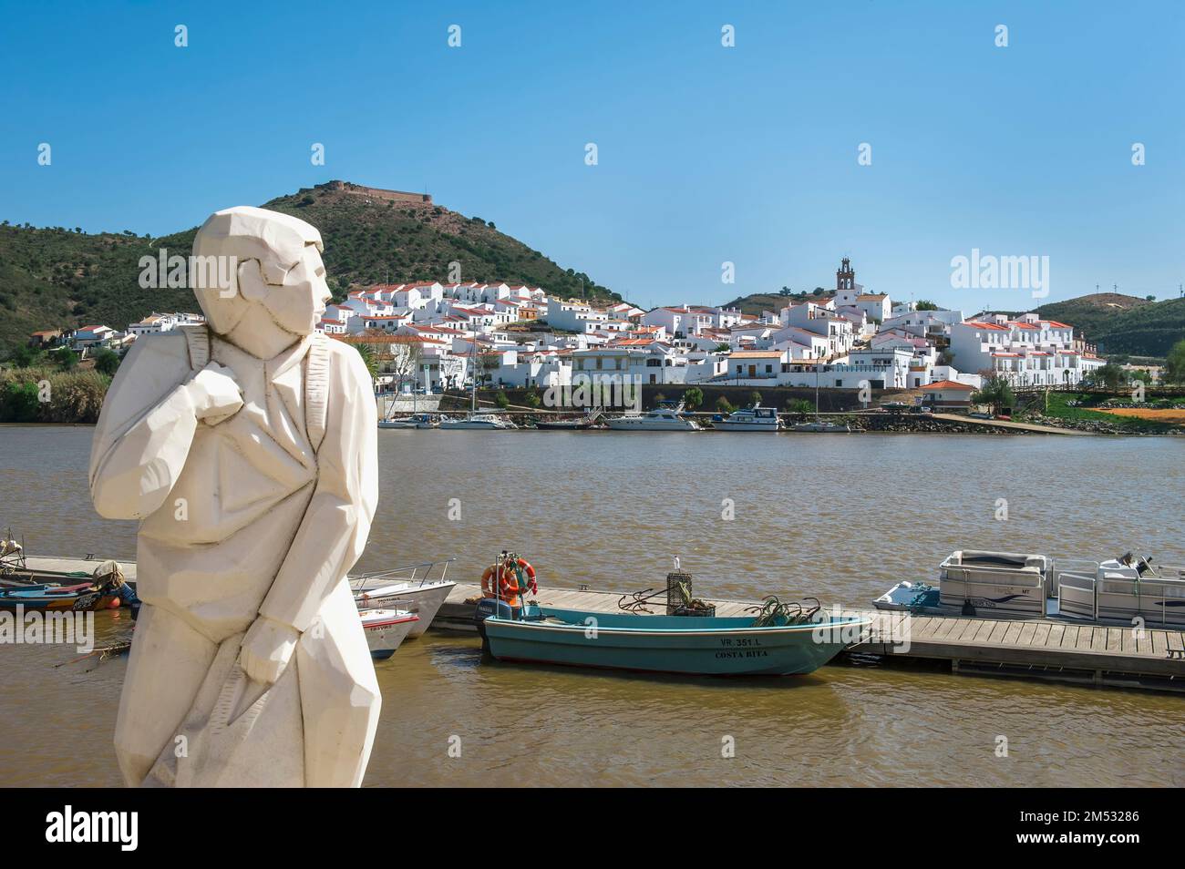 Statua lungo il fiume Guadiana, Alcoutim, Algarve, Portogallo Foto Stock