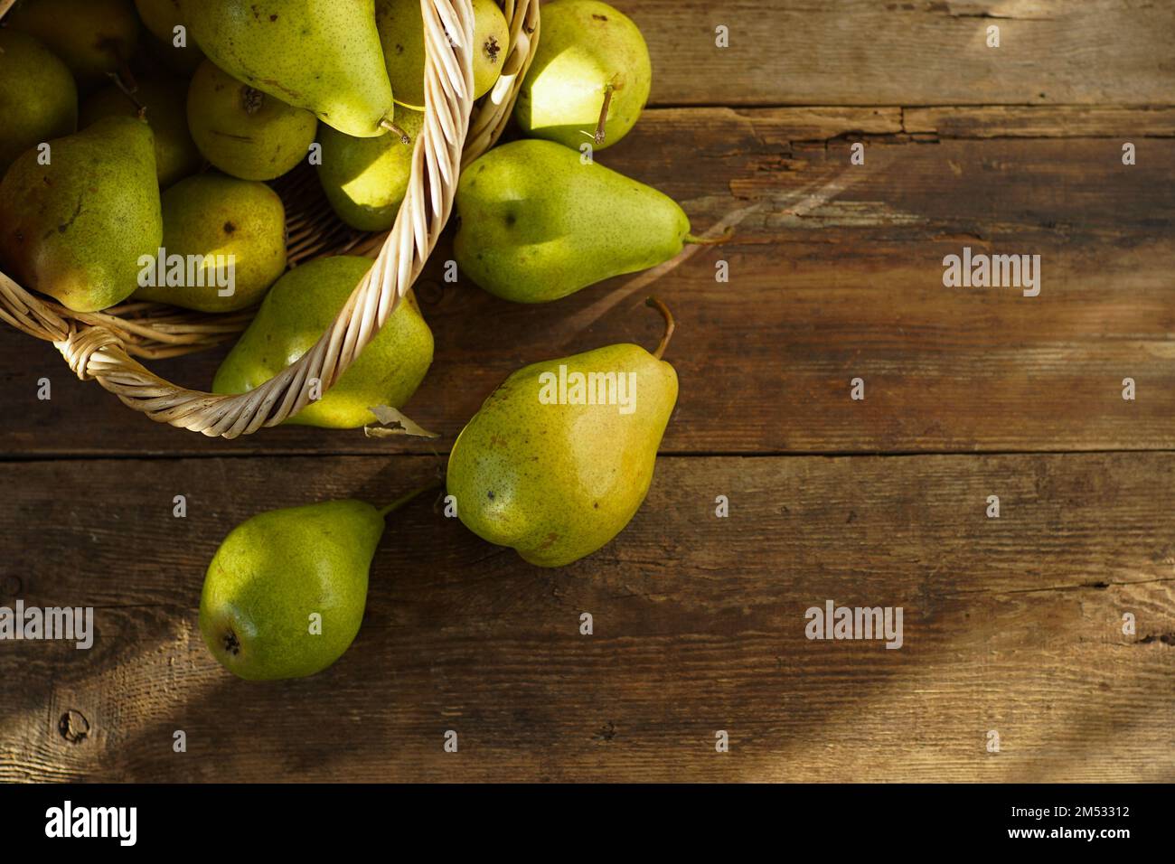 Pere su uno sfondo di legno. Raccolta di frutta. Autunno ancora vita. Pear Variety Bera Conference. Foto Stock